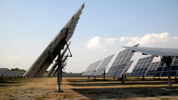 Autonome Sonnenkollektoren, die die Sonne auf dem Solarkraftwerk verfolgen   - Filmmaterial, Video