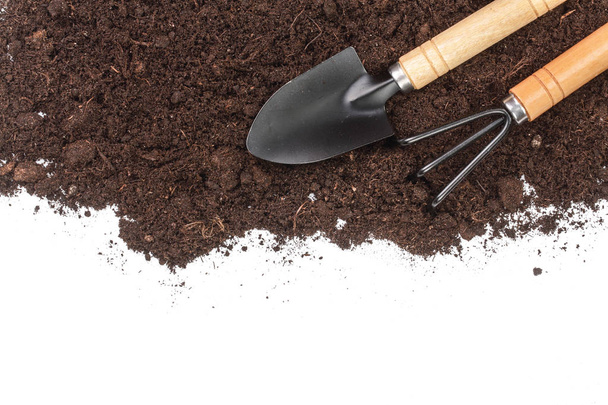 outils de jardin dans le sol isolé sur fond blanc avec espace de copie pour votre texte. Vue du dessus
 - Photo, image