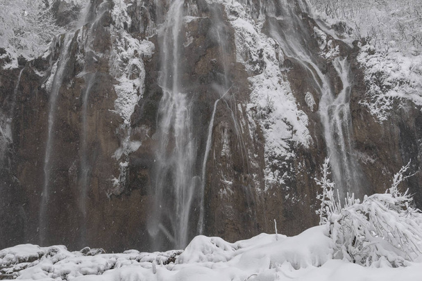 Большой водопад в национальном парке Плитвицкие озера. Зимние пейзажи
. - Фото, изображение
