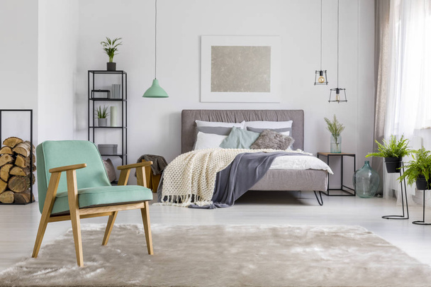 Spacious bedroom with armchair - Foto, imagen