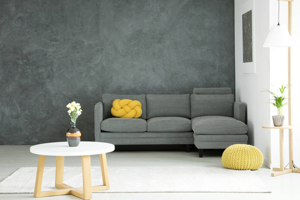 Grey and yellow living room - Foto, afbeelding