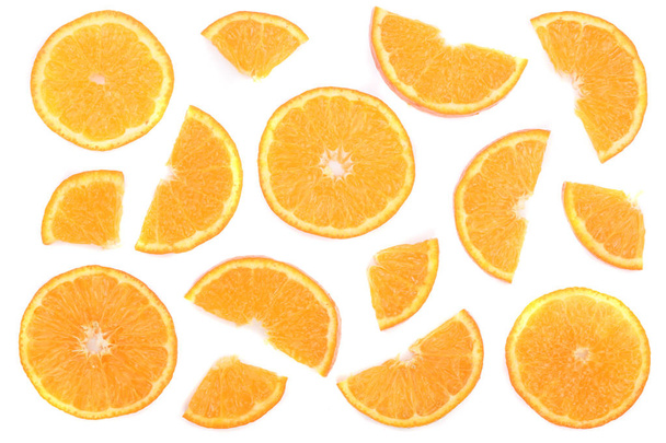 Fehér alapon izolált narancs- vagy mandarin szeletek. Lapos fekvés, csúcskilátás. Gyümölcsösszetétel - Fotó, kép