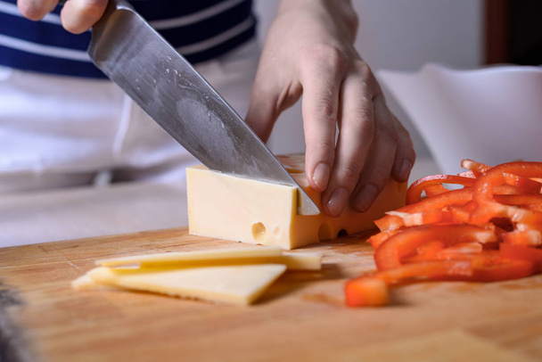 Крупним планом руки домогосподарки ріжуть продукти для приготування здорової їжі. концепція приготування їжі, харчування, без ГМО
 - Фото, зображення