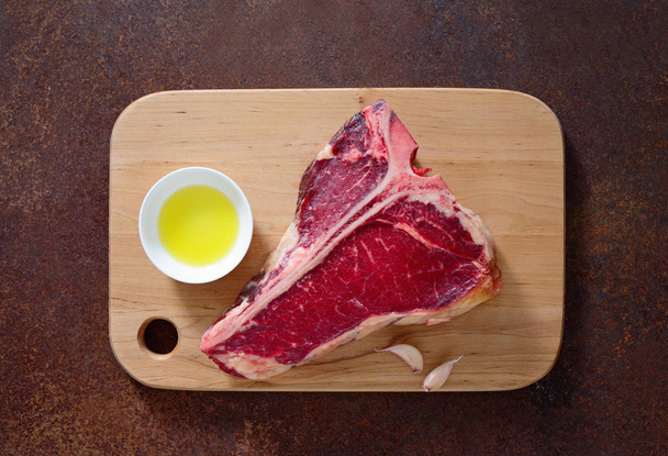 T-bone steak cru sur une surface de table de cuisine, vue d'en haut
 - Photo, image