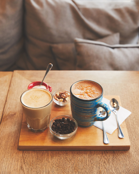 Boissons chaudes au café en verre et tasse avec haricots et noix
 - Photo, image