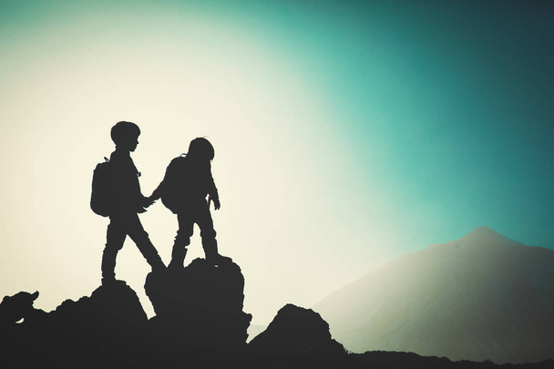 Küçük erkek ve kız günbatımında hiking siluetleri - Fotoğraf, Görsel