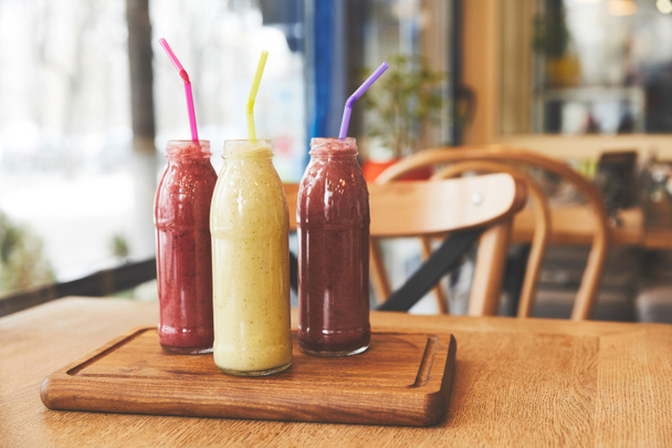 Repas santé avec smoothies aux fruits sur la table
 - Photo, image