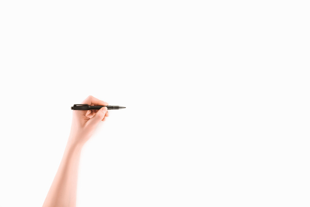 imagen recortada de la mujer zurda escribiendo algo con marcador aislado en blanco
 - Foto, imagen