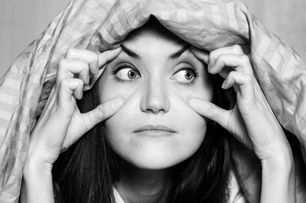Retrato de close-up preto e branco de uma mulher segurando os olhos com as mãos, sofrendo de insônia. Medo, pesadelos, espiar, ver-te, ver
 - Foto, Imagem