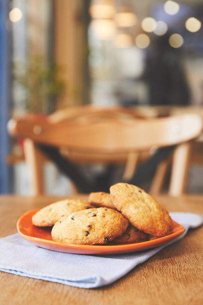 Chocolate chip cookies on plate in cafe - Fotó, kép
