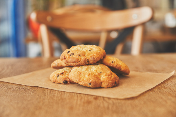 Biscuits maison aux pépites de chocolat sur papier artisanal
 - Photo, image