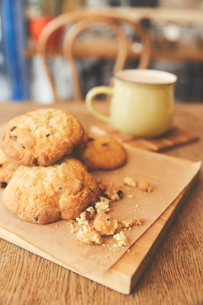 Makeita keksejä suklaa kappaletta tarjoillaan kahvia
 - Valokuva, kuva