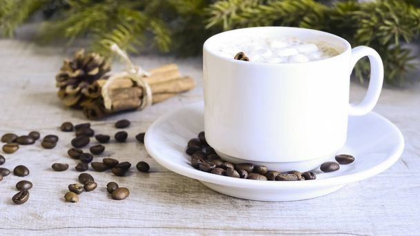 Coffee with marshmallows at the Christmas tree. Festive warming  - Fotoğraf, Görsel