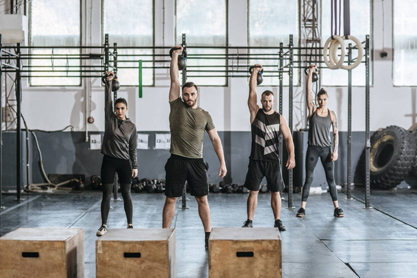 Sportsmen and Sportswomen Lifting Weights at Gym - Foto, Imagen