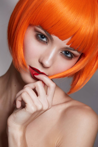 Kauneus muotokuva tyttö kirkas meikki ja oranssi tukka
  - Valokuva, kuva