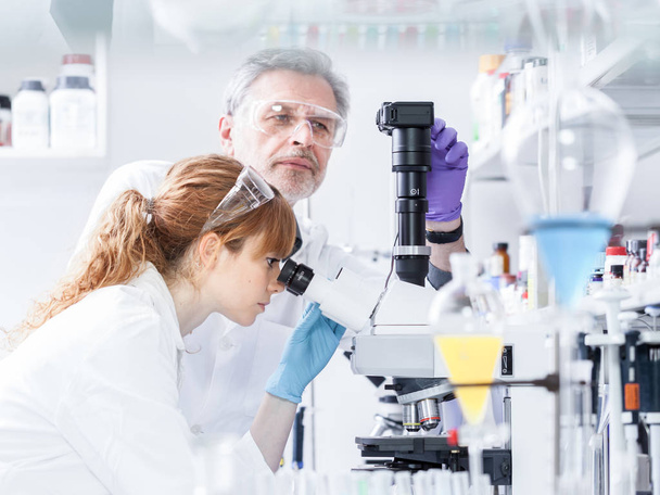 Gesundheitsforscher mikroskopieren im wissenschaftlichen Labor. - Foto, Bild