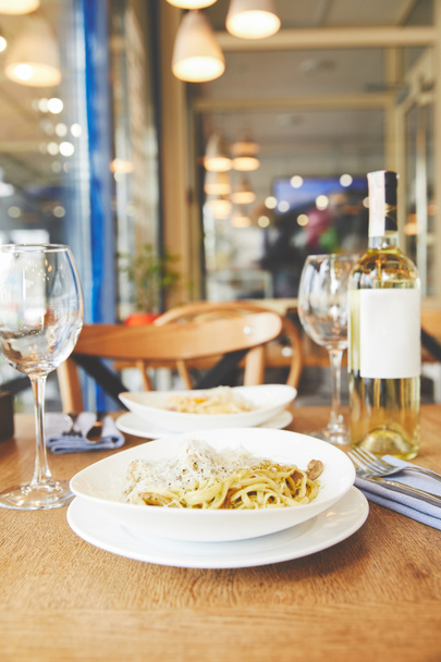 Abendessen im Restaurant mit Spaghetti Pasta und Wein  - Foto, Bild