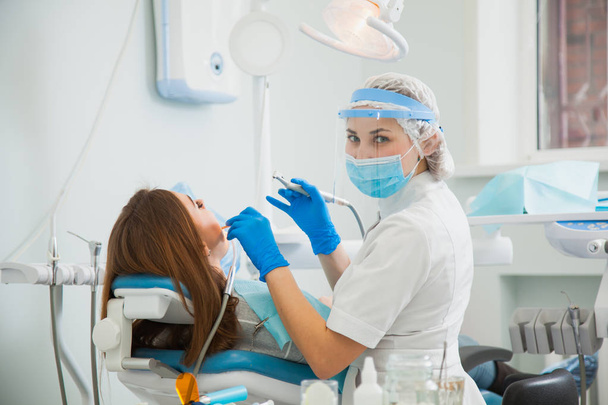 Trattamento della carie dentistica presso lo studio della clinica dentistica
. - Foto, immagini