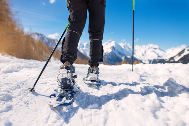 Caminata de montaña con raquetas de nieve durante las vacaciones de invierno
 - Foto, Imagen