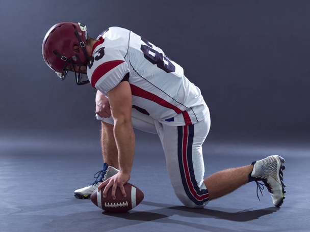 American football player getting ready before starting - Foto, imagen