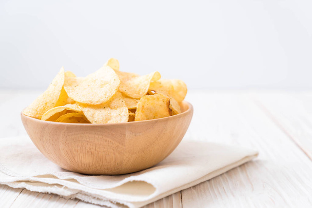 potato chips on plate - Fotografie, Obrázek