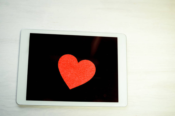 Love heart symbol and mobile tablet pc, valentine day background design - Fotoğraf, Görsel