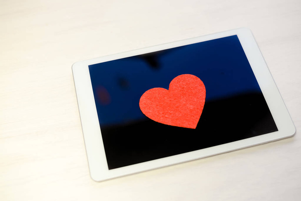 Love heart symbol and mobile phone, valentine day background design - Foto, afbeelding