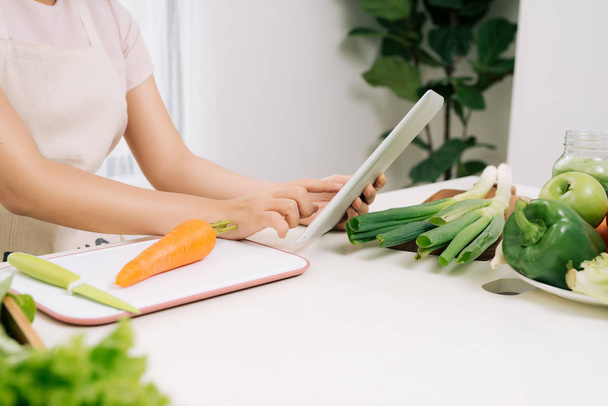 Frau nutzt digitales Tablet in Küche - Foto, Bild