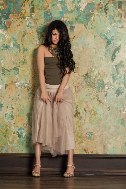 Fiatal tökéletes barna nő visel divatos ruhák  - Fotó, kép