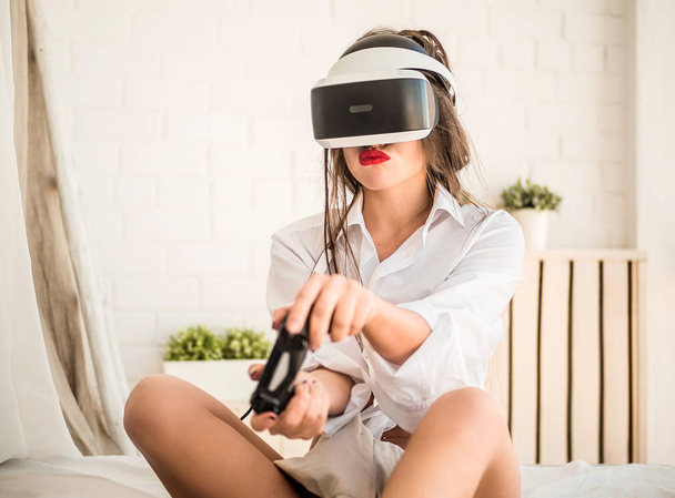 Szczęśliwa kobieta korzystających, gra Vr Virtual Reality słuchawki - Zdjęcie, obraz