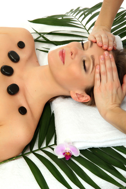 Ritratto di bella donna con pietre termali che fanno massaggio alla testa
 - Foto, immagini