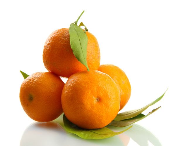 Ripe sweet tangerines with leaves, isolated on white - Foto, imagen