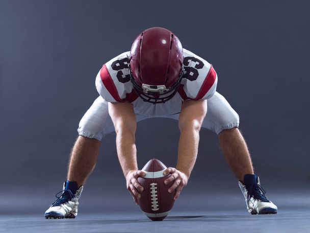 American football player getting ready before starting - Foto, immagini