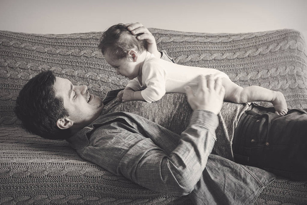 Nuori isä ja vauva poika kotona sisustus
  - Valokuva, kuva