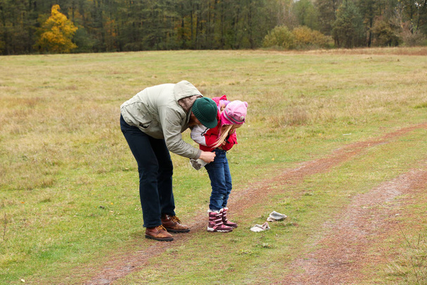 Young father playing with his daughter in a field - Foto, afbeelding