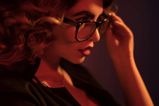 Sexy joven secretaria en gafas y labios rojos
 - Foto, imagen