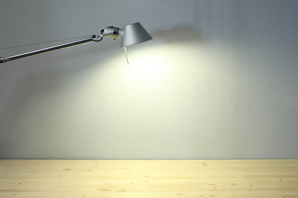 lampada su scrivania di legno - Φωτογραφία, εικόνα