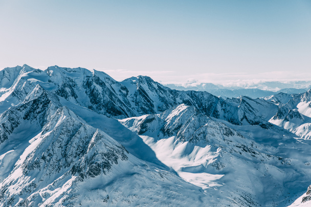 majestosa paisagem com picos de montanha cobertos de neve na área de esqui mayrhofen, Áustria
   - Foto, Imagem