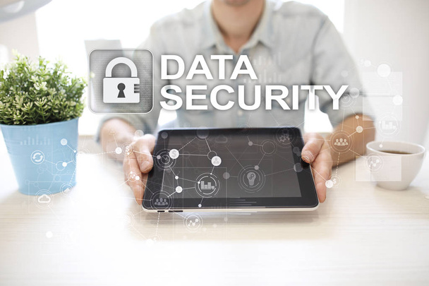 Concetto di protezione dei dati e sicurezza informatica sullo schermo virtuale
. - Foto, immagini