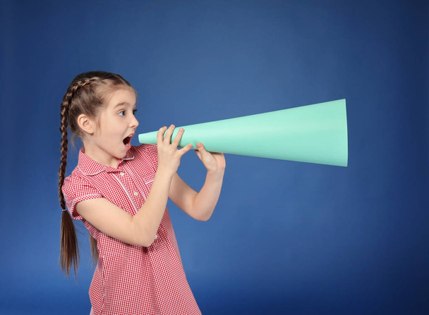 Menina gritando em megafone de papel no fundo de cor
 - Foto, Imagem