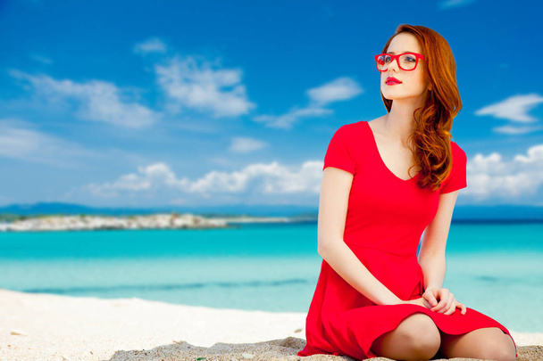 dívka v červených šatech na pláži - Fotografie, Obrázek