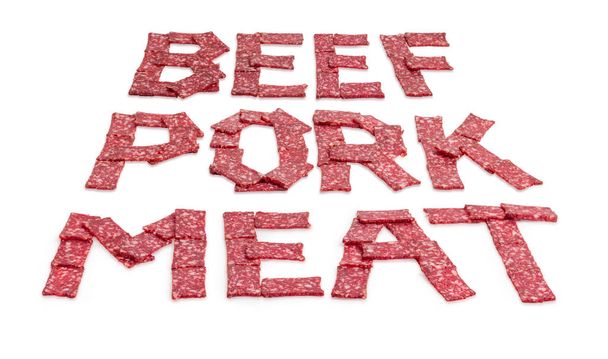 Słowa mięso, wieprzowina, wołowina, ułożone z plasterki kiełbasy - Zdjęcie, obraz