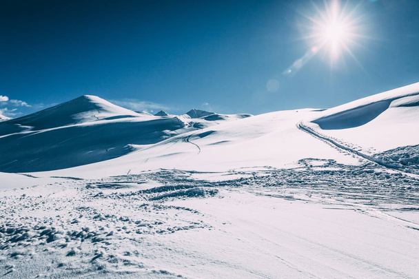 hermosas montañas de invierno cubiertas de nieve en el día soleado, zona de esquí mayrhofen, austria
  - Foto, Imagen