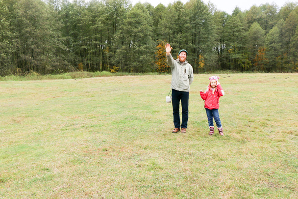 Young father playing with his daughter in a field - Foto, Bild