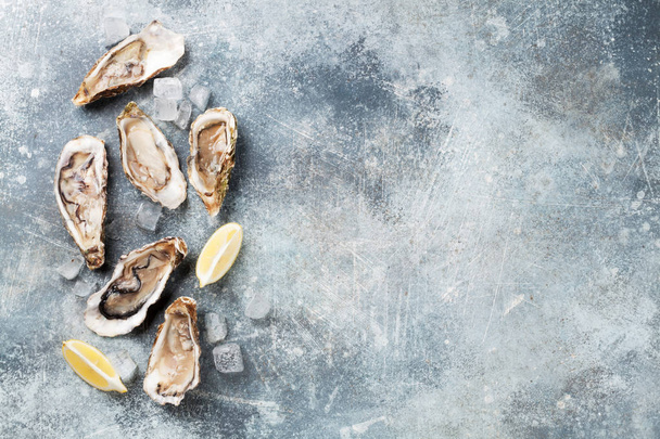 Verse oesters op stenen tafel. Bovenaanzicht met ruimte voor uw tekst - Foto, afbeelding