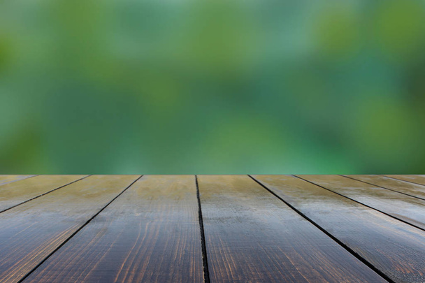 Starý dřevěný stojan s výhledem na zelené rozostřeného pozadí. Retro stojan - Fotografie, Obrázek