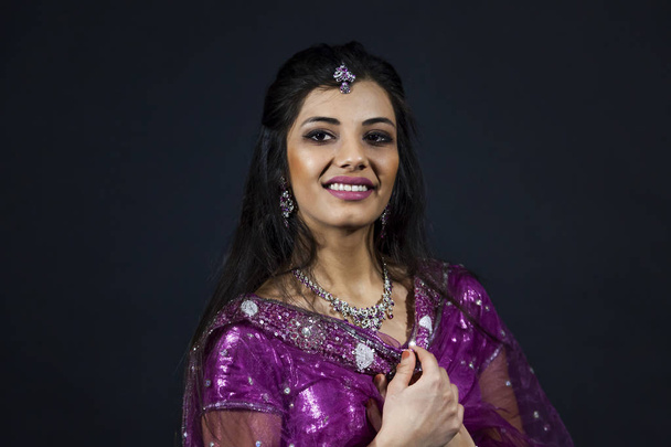 Πορτρέτο του χαμογελώντας όμορφο ινδική κορίτσι - Φωτογραφία, εικόνα