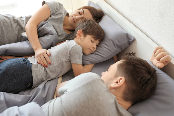 Familie schläft zu Hause im Bett - Foto, Bild