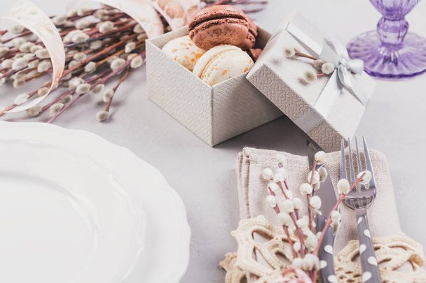 White plate, purple glass, cutlery, present box with macaroons a - Foto, immagini