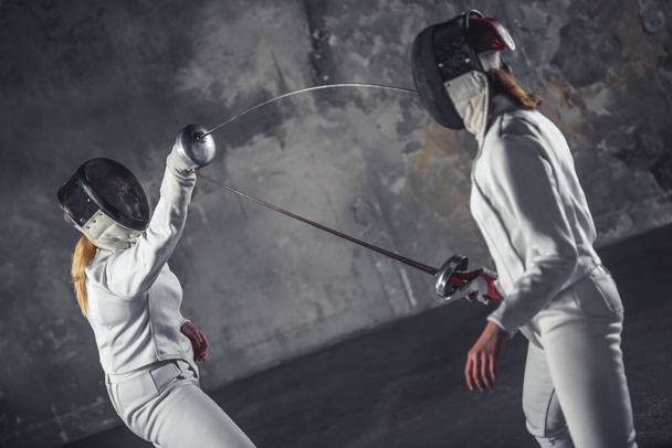 Дві жінки фехтування
 - Фото, зображення